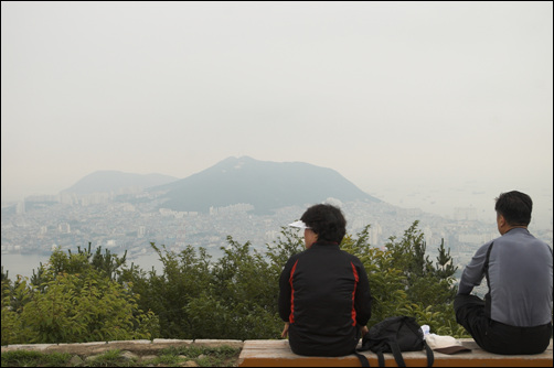 첫번째 봉우리인 구봉산 봉수대 부근에서 부산항을 바라본 모습. 영도 봉래산이 한눈에 들어옵니다. 